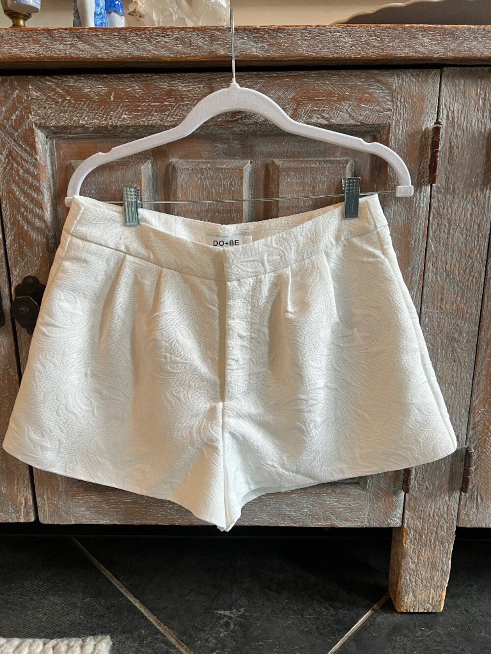 DO+BE white textured shorts